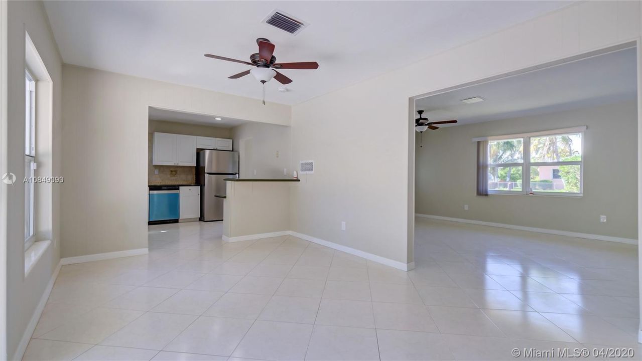 Vendido Recientemente: $311,900 (3 camas, 2 baños, 1364 Pies cuadrados)