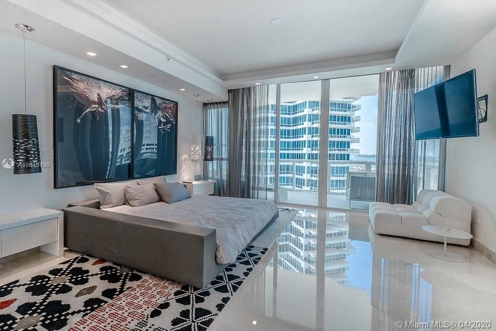 Recently Sold: $3,990,000 (2 beds, 2 baths, 1862 Square Feet)