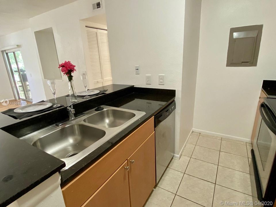 Recently Rented: $1,300 (1 beds, 1 baths, 636 Square Feet)