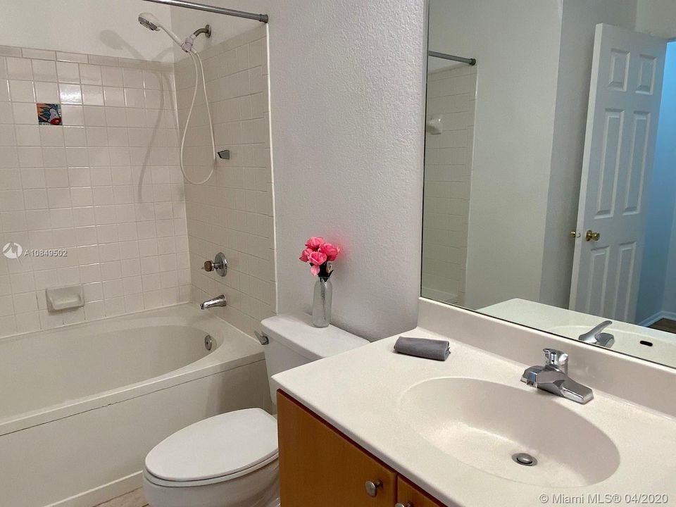 Recently Rented: $1,300 (1 beds, 1 baths, 636 Square Feet)