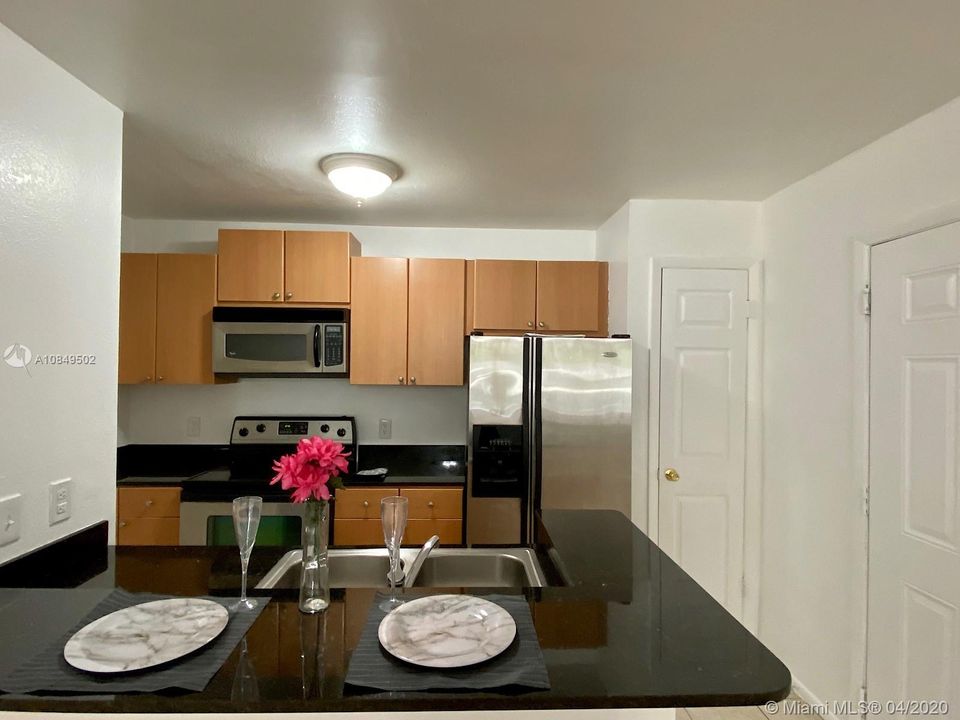 Recently Rented: $1,300 (1 beds, 1 baths, 636 Square Feet)