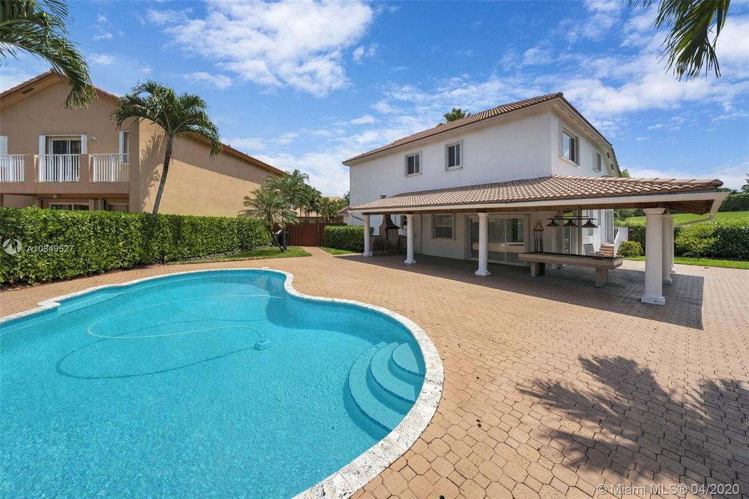 Recientemente alquilado: $4,200 (4 camas, 3 baños, 2401 Pies cuadrados)