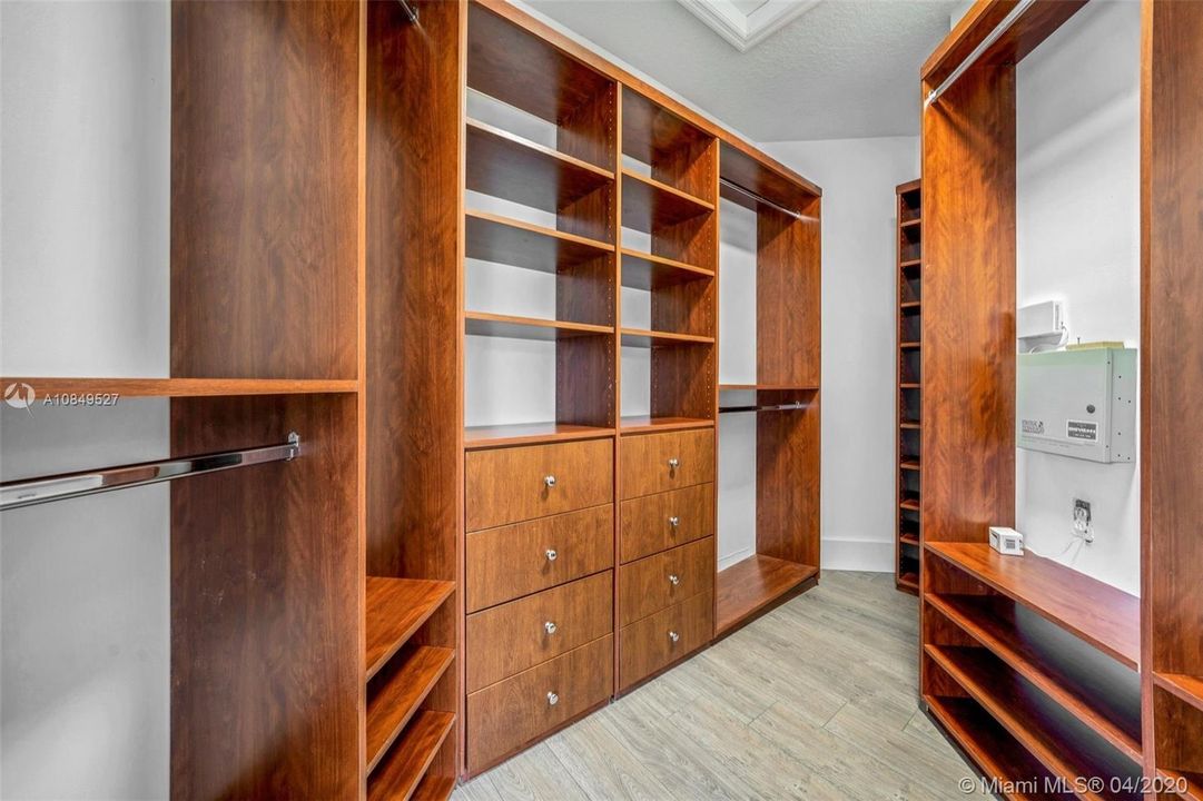 Recientemente alquilado: $4,200 (4 camas, 3 baños, 2401 Pies cuadrados)