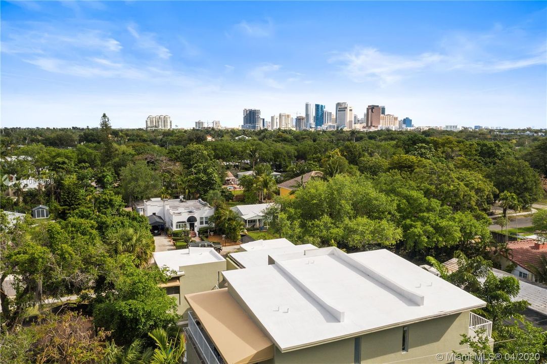 Vendido Recientemente: $625,000 (4 camas, 5 baños, 3011 Pies cuadrados)