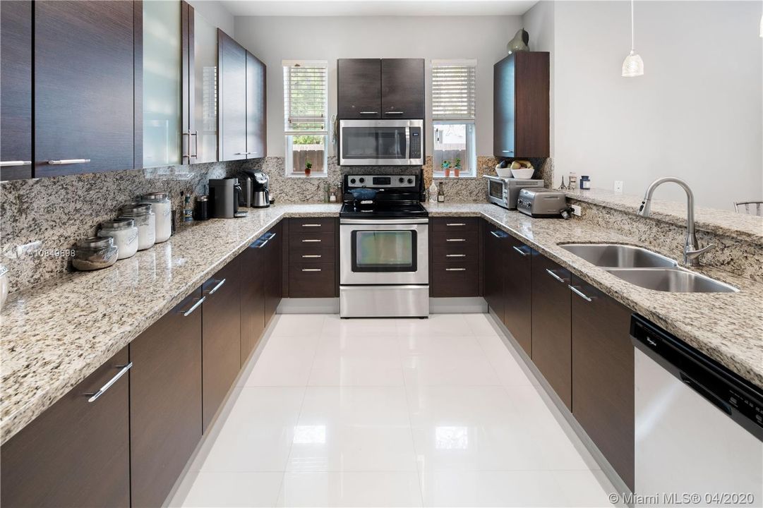 Vendido Recientemente: $625,000 (4 camas, 5 baños, 3011 Pies cuadrados)