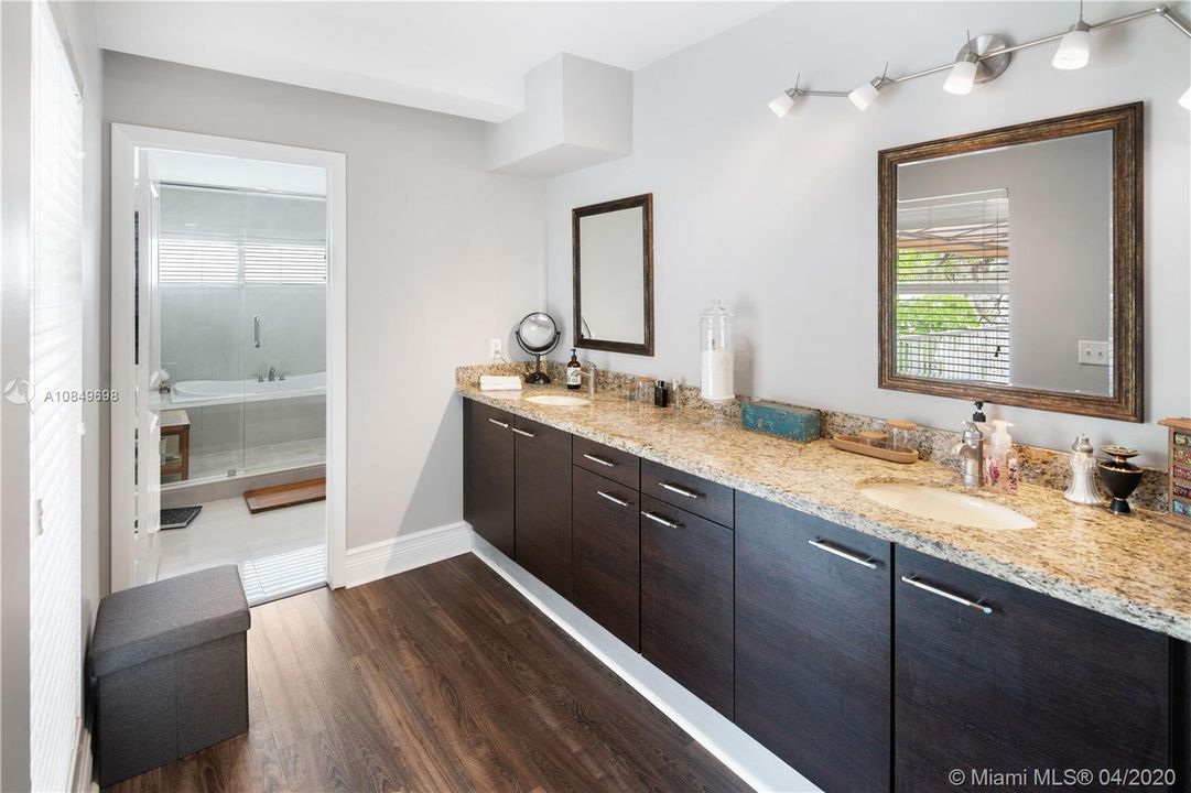 Vendido Recientemente: $625,000 (4 camas, 5 baños, 3011 Pies cuadrados)