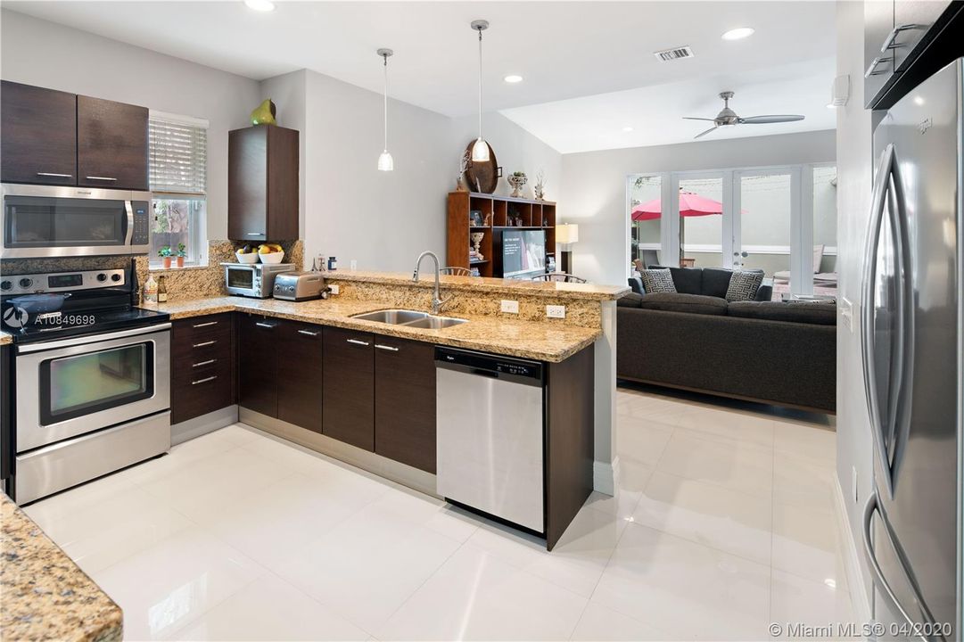 Vendido Recientemente: $625,000 (4 camas, 5 baños, 3011 Pies cuadrados)