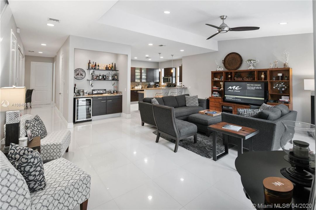 Vendido Recientemente: $625,000 (4 camas, 5 baños, 3011 Pies cuadrados)