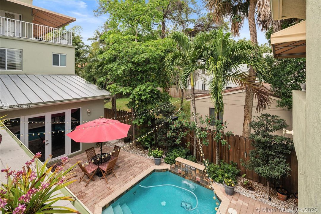 Vendido Recientemente: $625,000 (4 camas, 5 baños, 3011 Pies cuadrados)