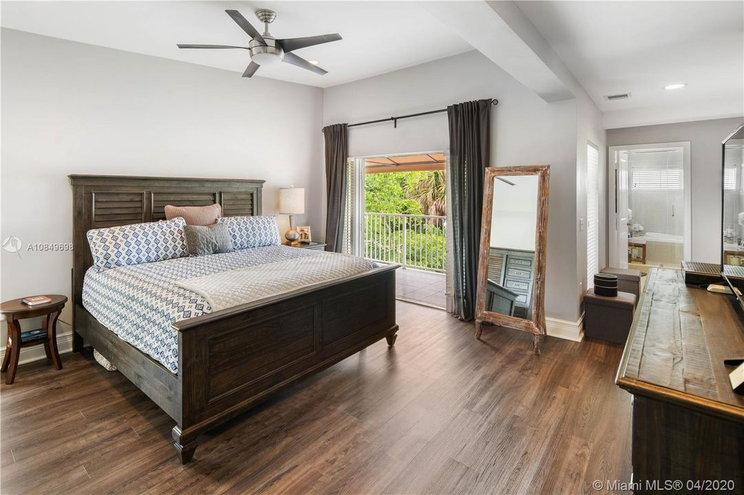 Vendido Recientemente: $625,000 (4 camas, 5 baños, 3011 Pies cuadrados)