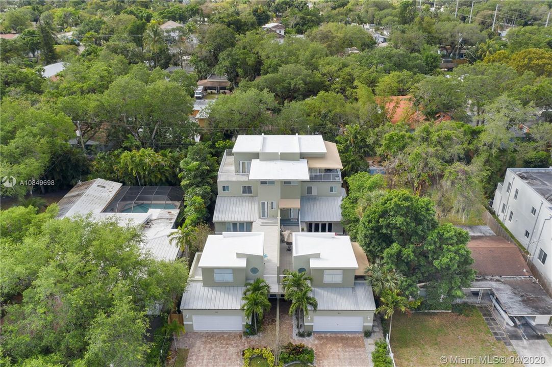 Vendido Recientemente: $625,000 (4 camas, 5 baños, 3011 Pies cuadrados)