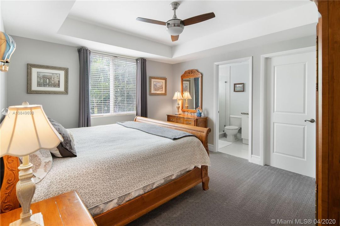 Vendido Recientemente: $625,000 (4 camas, 5 baños, 3011 Pies cuadrados)