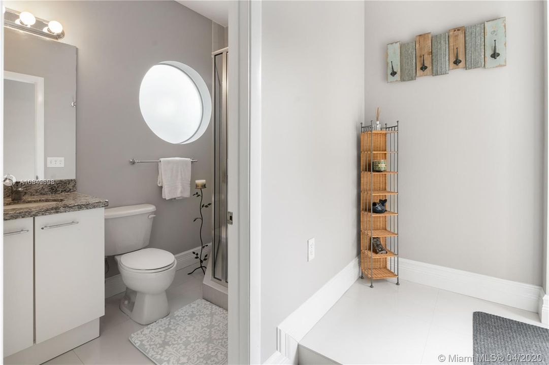 Vendido Recientemente: $625,000 (4 camas, 5 baños, 3011 Pies cuadrados)