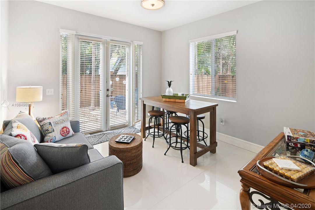 Vendido Recientemente: $625,000 (4 camas, 5 baños, 3011 Pies cuadrados)
