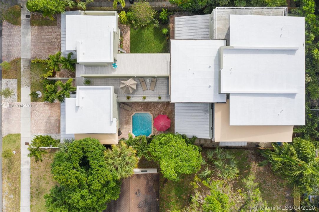 Vendido Recientemente: $625,000 (4 camas, 5 baños, 3011 Pies cuadrados)