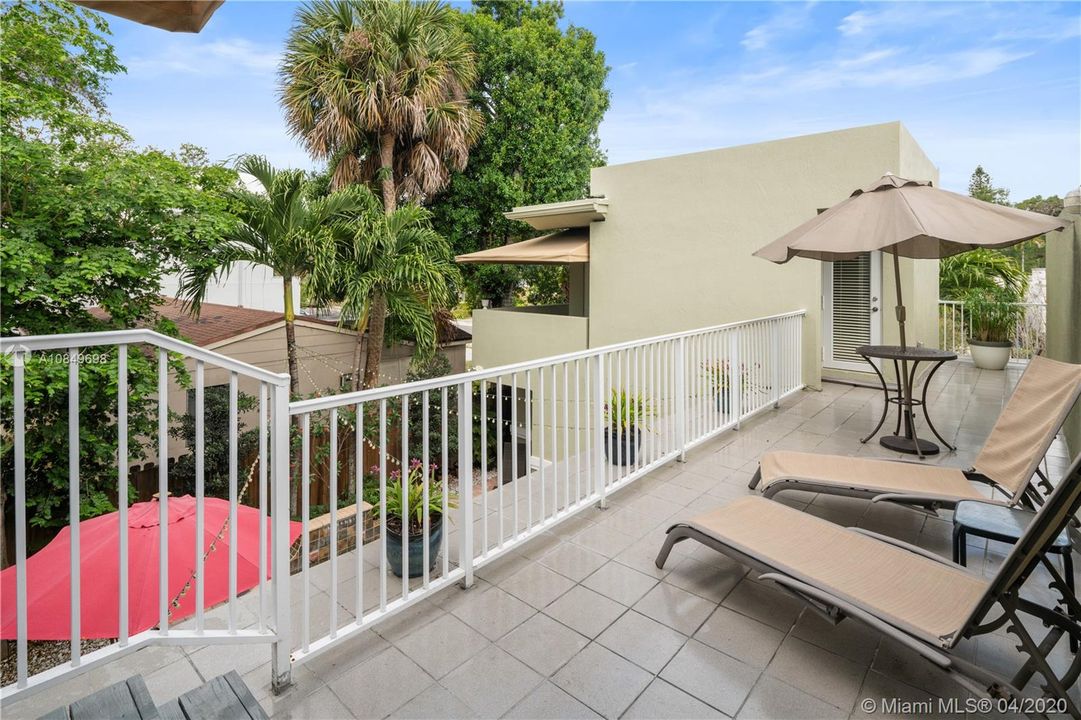 Vendido Recientemente: $625,000 (4 camas, 5 baños, 3011 Pies cuadrados)
