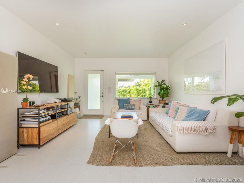 Recently Sold: $825,000 (3 beds, 2 baths, 1404 Square Feet)
