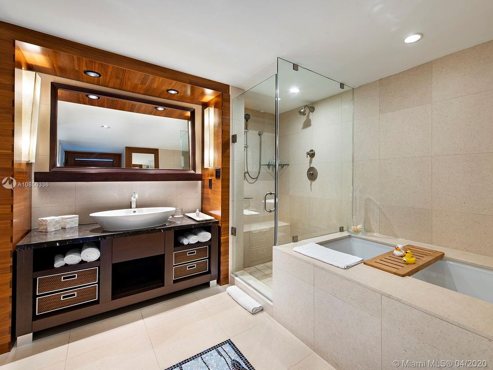Недавно продано: $1,785,000 (2 спален, 2 ванн, 0 Квадратных фут)