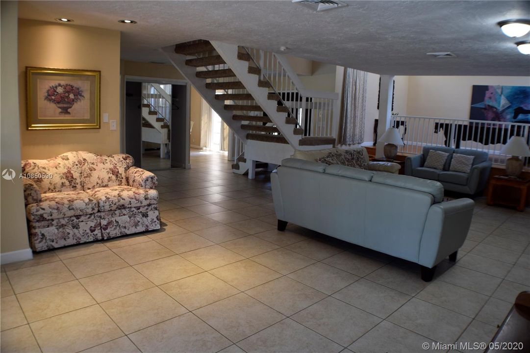 Recently Rented: $3,950 (4 beds, 3 baths, 3882 Square Feet)