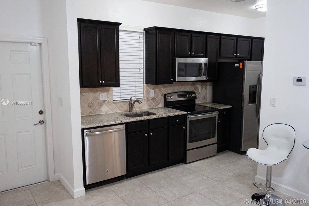 Studio full kitchen