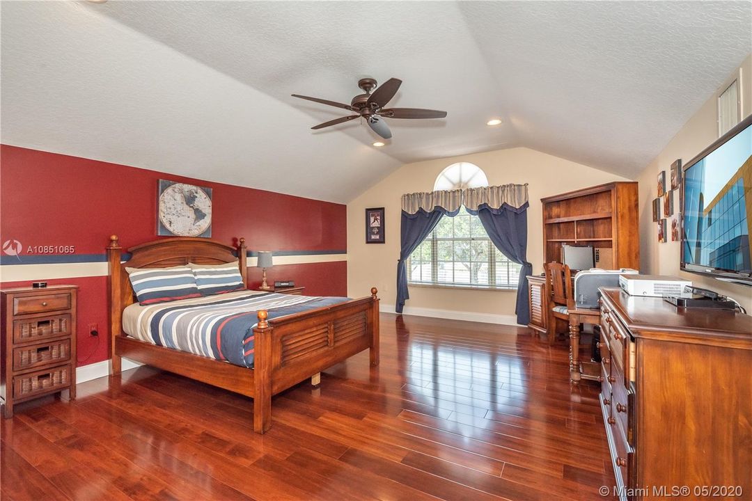 Recently Sold: $650,000 (5 beds, 3 baths, 2444 Square Feet)