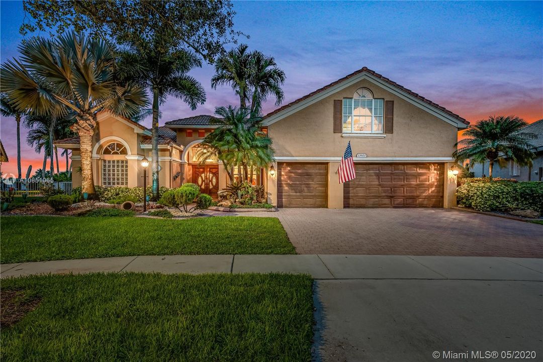 Recently Sold: $650,000 (5 beds, 3 baths, 2444 Square Feet)