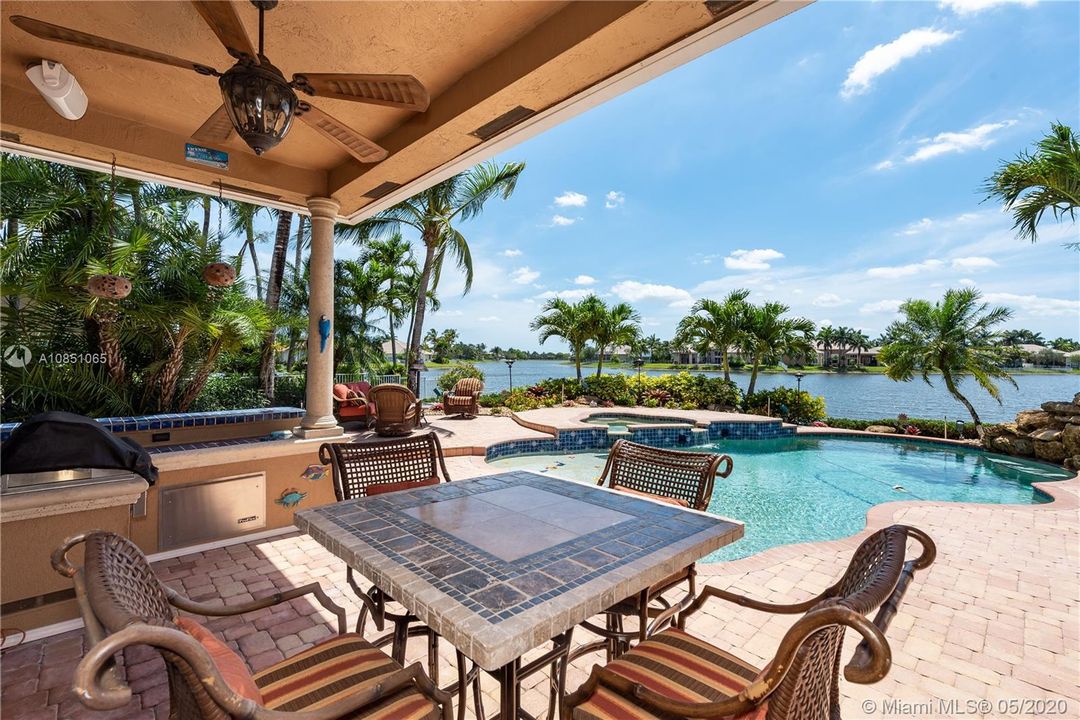 Recently Sold: $650,000 (5 beds, 3 baths, 2444 Square Feet)