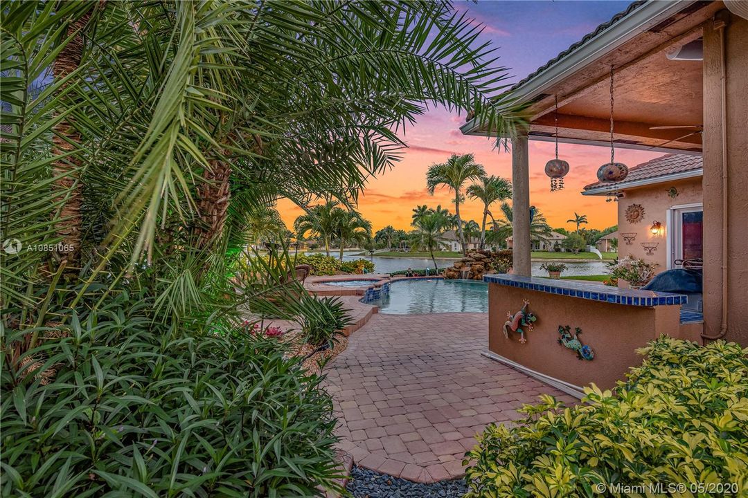 Recently Sold: $650,000 (5 beds, 3 baths, 2444 Square Feet)