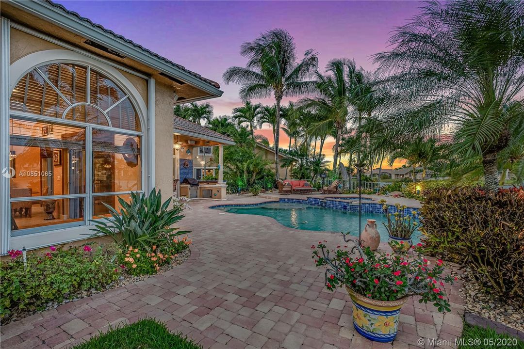 Recently Sold: $650,000 (5 beds, 3 baths, 2444 Square Feet)
