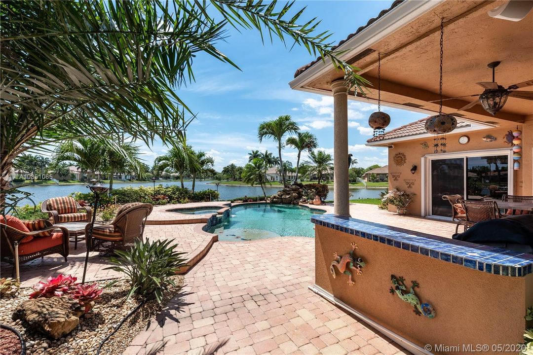 Recently Sold: $650,000 (5 beds, 3 baths, 2444 Square Feet)