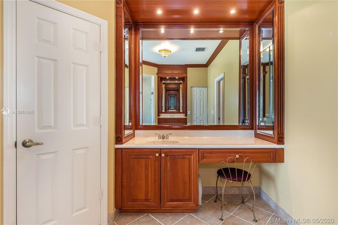 Recently Sold: $650,000 (5 beds, 3 baths, 2444 Square Feet)
