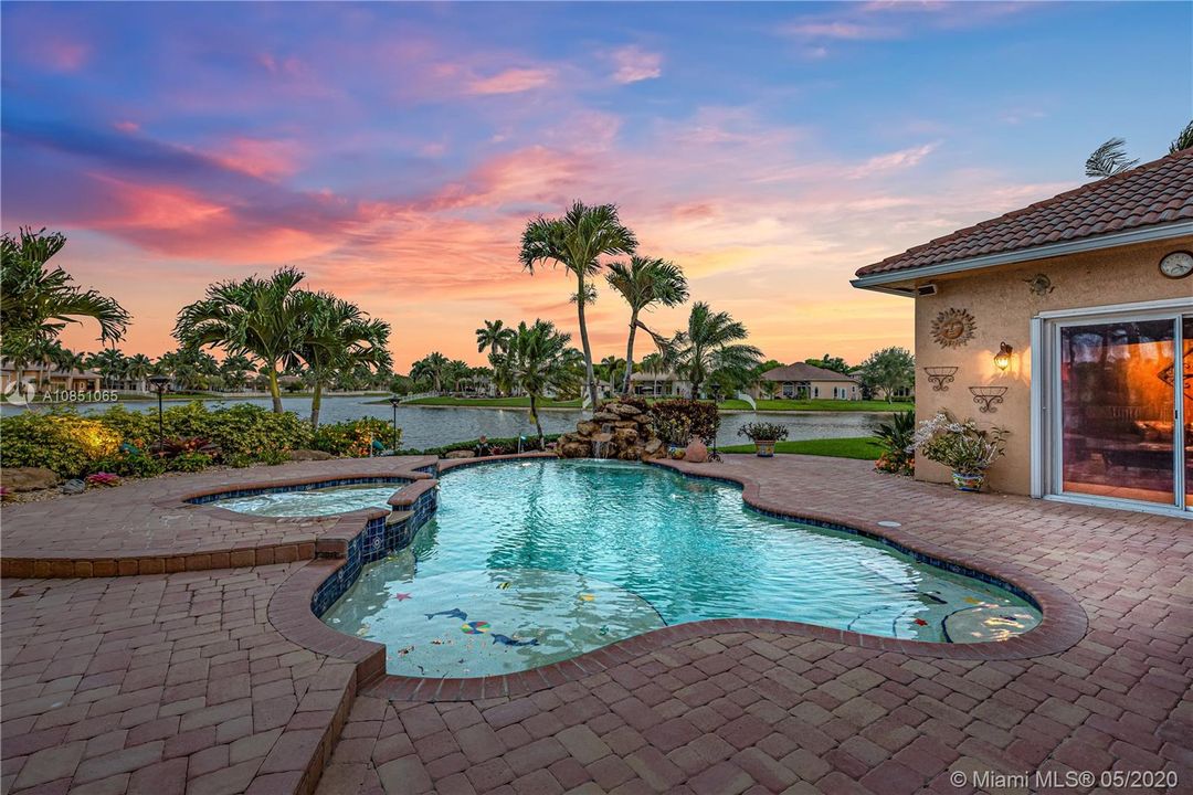 Recently Sold: $650,000 (5 beds, 3 baths, 2444 Square Feet)