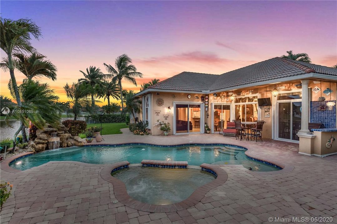 Recently Sold: $650,000 (5 beds, 3 baths, 2444 Square Feet)