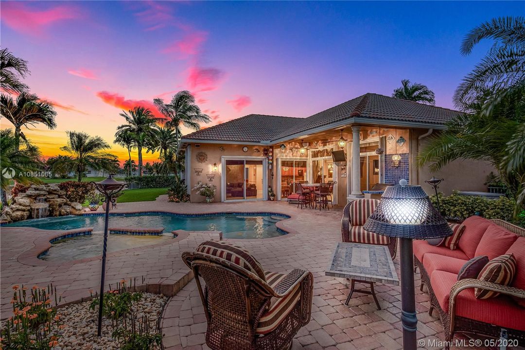 Recently Sold: $650,000 (5 beds, 3 baths, 2444 Square Feet)