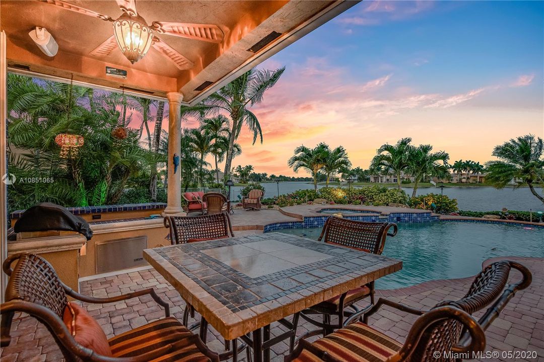 Recently Sold: $650,000 (5 beds, 3 baths, 2444 Square Feet)