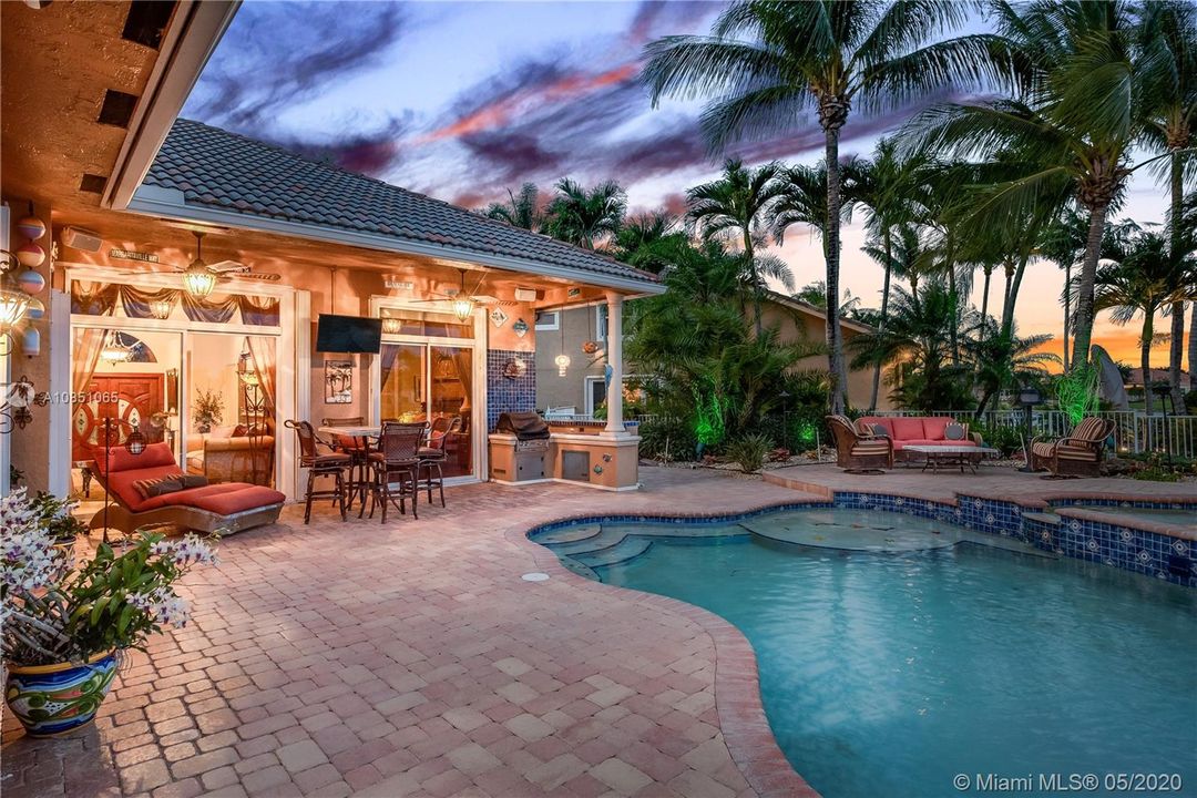 Recently Sold: $650,000 (5 beds, 3 baths, 2444 Square Feet)