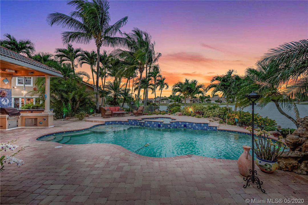 Recently Sold: $650,000 (5 beds, 3 baths, 2444 Square Feet)