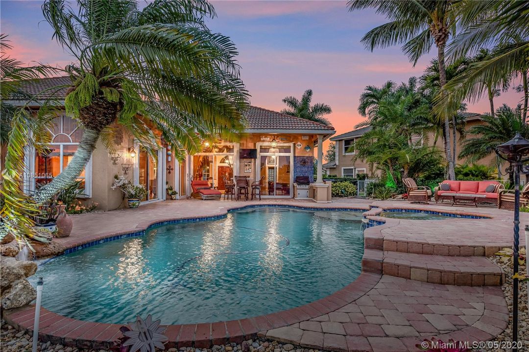 Recently Sold: $650,000 (5 beds, 3 baths, 2444 Square Feet)