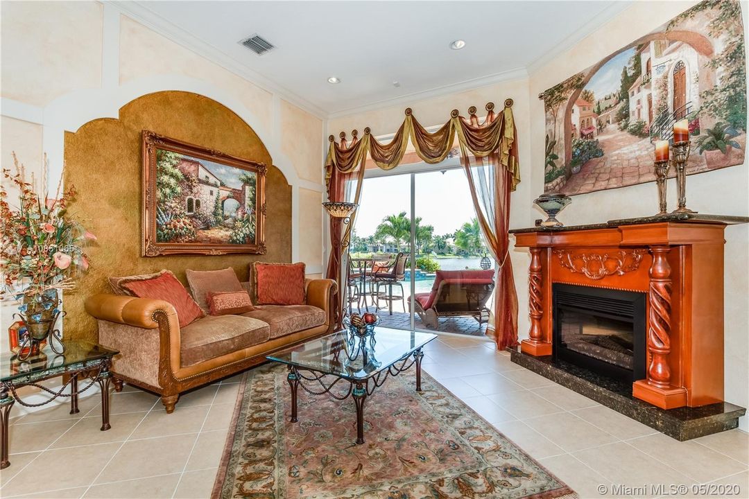 Recently Sold: $650,000 (5 beds, 3 baths, 2444 Square Feet)