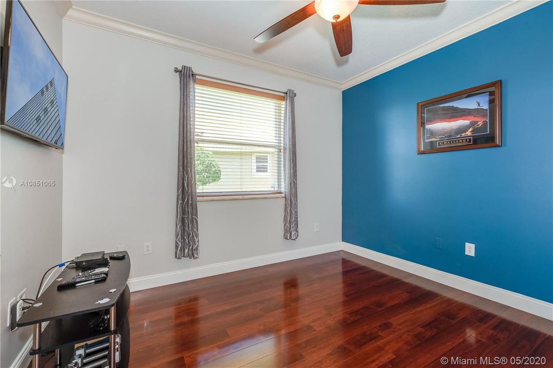 Recently Sold: $650,000 (5 beds, 3 baths, 2444 Square Feet)