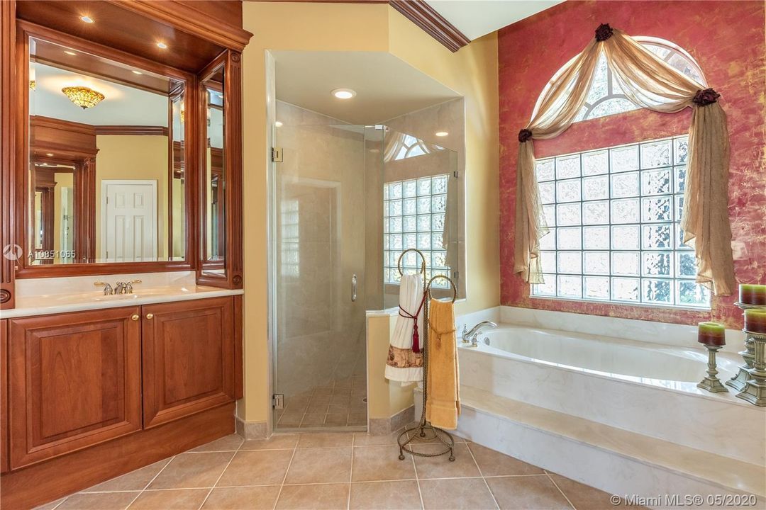 Recently Sold: $650,000 (5 beds, 3 baths, 2444 Square Feet)