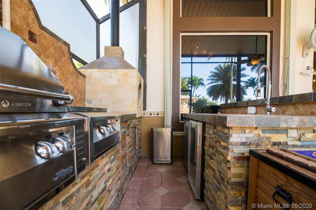 Vendido Recientemente: $1,025,000 (5 camas, 3 baños, 4155 Pies cuadrados)