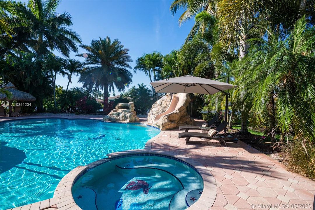 Vendido Recientemente: $1,025,000 (5 camas, 3 baños, 4155 Pies cuadrados)