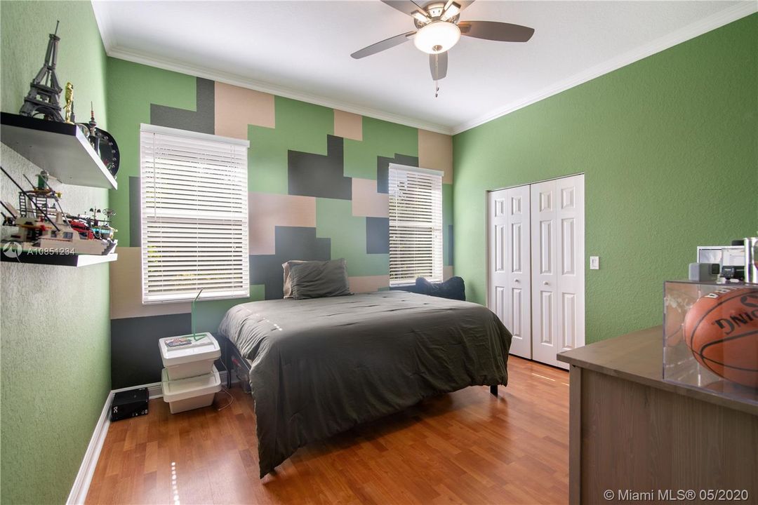 Vendido Recientemente: $1,025,000 (5 camas, 3 baños, 4155 Pies cuadrados)