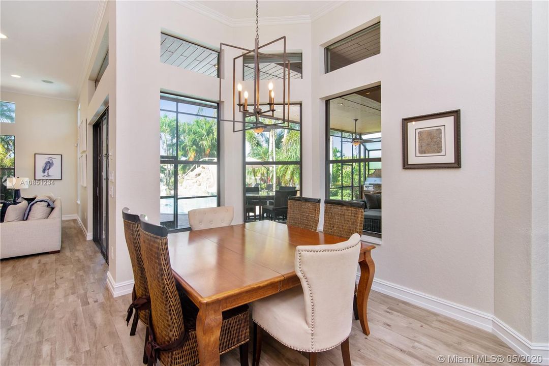 Vendido Recientemente: $1,025,000 (5 camas, 3 baños, 4155 Pies cuadrados)