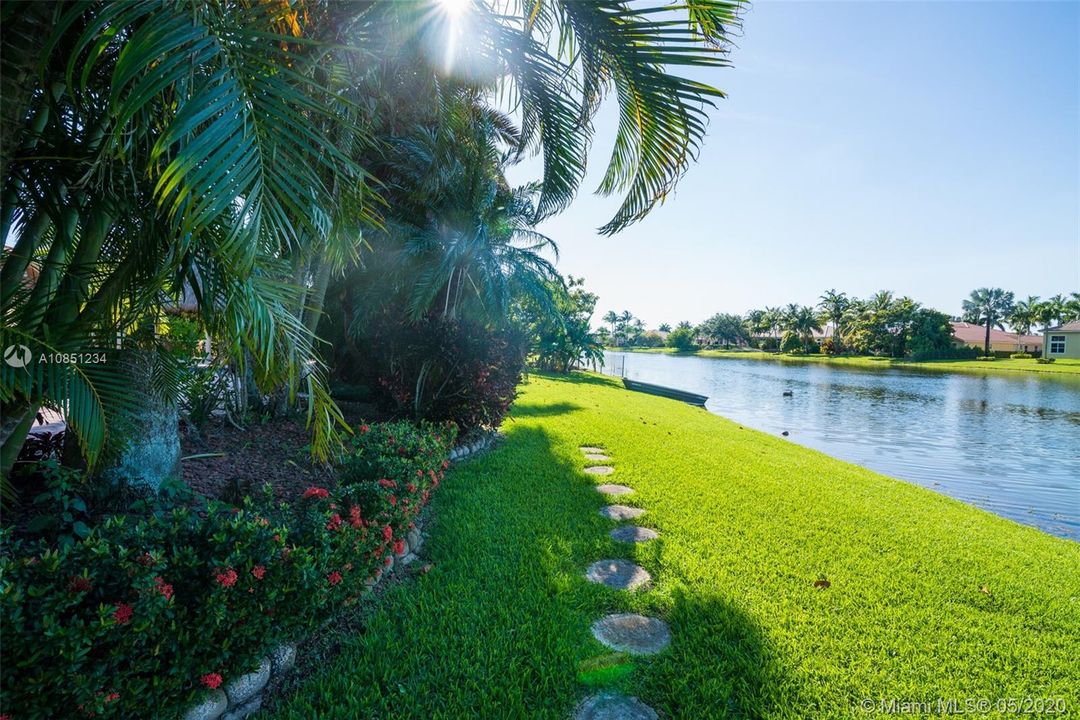 Vendido Recientemente: $1,025,000 (5 camas, 3 baños, 4155 Pies cuadrados)