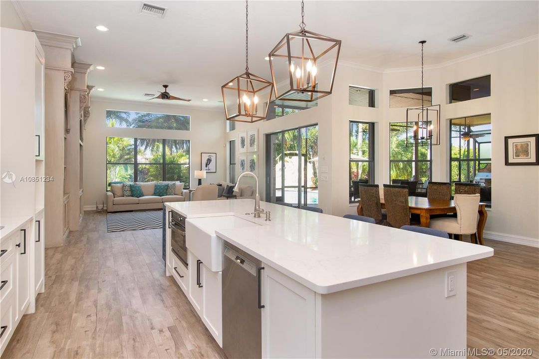 Vendido Recientemente: $1,025,000 (5 camas, 3 baños, 4155 Pies cuadrados)