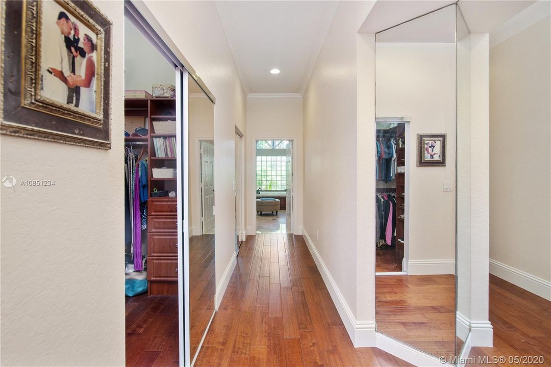 Vendido Recientemente: $1,025,000 (5 camas, 3 baños, 4155 Pies cuadrados)