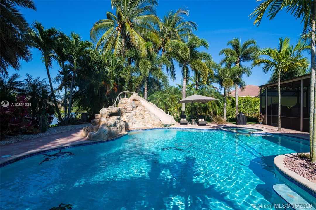 Vendido Recientemente: $1,025,000 (5 camas, 3 baños, 4155 Pies cuadrados)