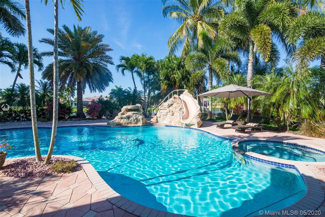 Vendido Recientemente: $1,025,000 (5 camas, 3 baños, 4155 Pies cuadrados)